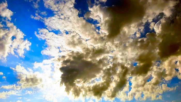 Wolken ziehen am blauen Himmel auf, © Foto: Daniel Mundt, Inhaber WEBudio.com